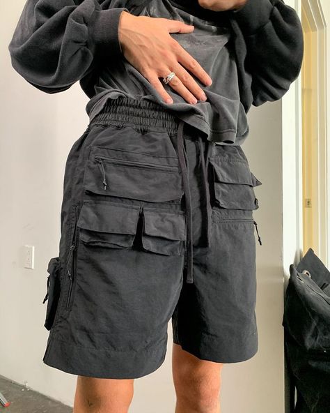 Short Cargo Pants, Gorp Core, Sick Clothes, Short Cargo, Techwear Fashion, Sporty Pants, Sleeveless Sweater Vest, Men's Bottoms, Street Style Outfits Men