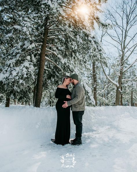 Maternity Christmas Pictures, Winter Maternity Photos, Christmas Pregnancy, Winter Maternity, Maternity Shoot, Maternity Photos, Pregnancy Shoot, Maternity Pictures, Christmas Pictures