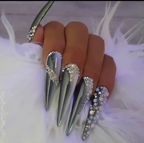 No photo description available. Chrome And Rhinestone Nails, Nails Design With Rhinestones, New Year's Nails, Dope Nails, Chrome Nails, Rhinestone Nails, Nails Design, Huda Beauty, Beauty Fashion