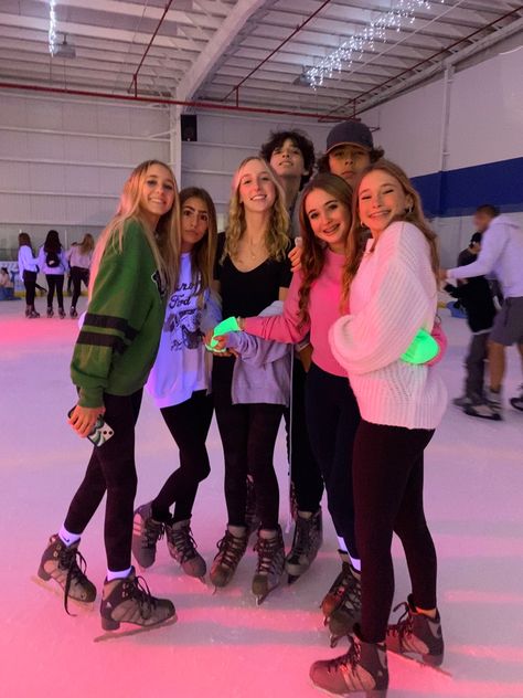 Black Camo Leggings Outfit, Ice Skating Outfits, Camo Leggings Outfit, Black Camo Leggings, Bestie Vibes, Ice Skating Outfit, Navy Leggings, Leggings Outfit, Cute Friend Pictures