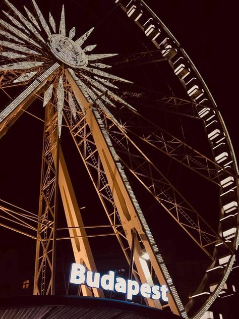 Christmas time in Budapest 🦌🎡 Budapest Christmas Photos, Budapest Christmas, High Life, Art Photo, Christmas Photos, Photo Dump, Budapest, Christmas Time, Photo Art