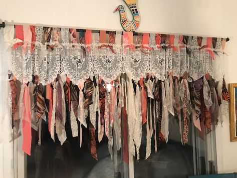 Shabby Chic Valance, Boho Valances, Rideaux Shabby Chic, Gold Birthday Banner, Rideaux Boho, Pink Gold Birthday, Diy Recycled Projects, Lace Curtain, Diy Boho Decor