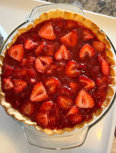 Old Fashioned Strawberry Pie – Page 2 – 99easyrecipes Shoneys Strawberry Pie, Strawberry Pie Recipe, Frozen Pie Crust, Fresh Strawberry Pie, Strawberry Pie Filling, Frozen Pie, Dessert Toppings, Strawberry Pie, Grandmas Recipes