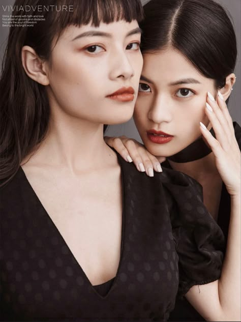 Korean Potrait, Female Couple Poses, Family Photo Concept, Twins Picture Ideas, Two Models Photoshoot, 2 Model Poses Together, Photos Settings, Beidou And Ningguang, Twins Posing