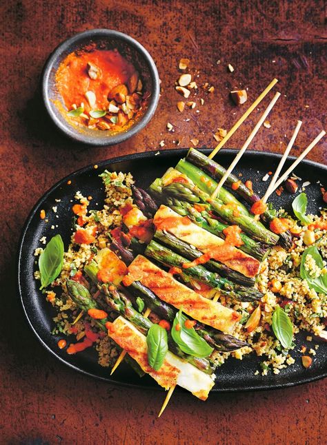 Halloumi and asparagus skewers with romesco sauce Halloumi Skewers, Snacks Summer, Summer Slaw, Salmon Skewers, Harissa Recipes, Raw Prawns, Vegetarian Mains, Beef Skewers, Romesco Sauce