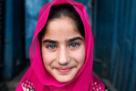 10 Things that Make Kashmiri Women Special - Gyawun Sectoral Heterochromia, Heterochromia Eyes, Beauty Therapy Room, Story Teller, Beauty People, Gal Pal, In The Spotlight, Wedding Videographer, Whittling