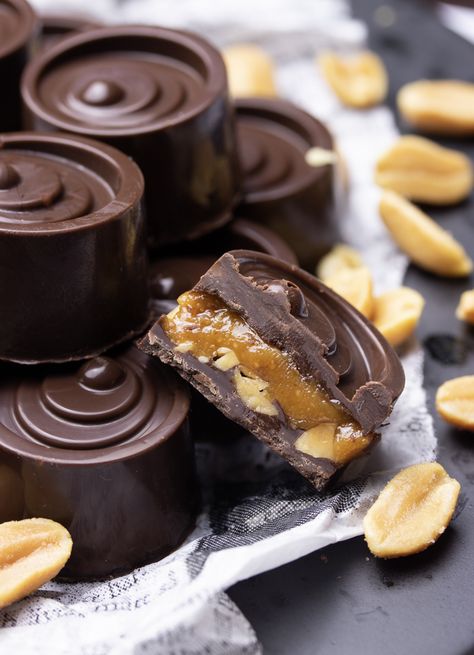 Peanut Salted Caramel Chocolate Pralines – The Veggienator Praline Candy, Chocolate Pralines, Praline Recipe, Chocolate Ideas, Chocolate Work, Chocolate Recipes Homemade, Muffin Liners, Homemade Sweets, Salted Caramel Chocolate