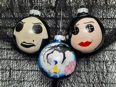 The other mother is after little Coraline! But Coraline is smart and witty. Coraline Christmas Tree, Coraline Ornaments, Diy Nbc Ornaments, Diy Jack The Skeleton Ornaments, Horror Christmas Ornaments, Coraline Dolls, Goth Ornaments, Spooky Christmas Ornaments, Roach Clips