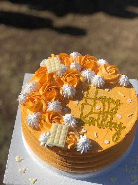 Cake decoration in orange and white Orange Color Cake Birthday, Orange Colour Cake, Orange Buttercream Cake, Orange Theme Cake, Orange Cake Design, Orange Color Cake, Fox Cakes, Orange Cake Decoration, Orange Birthday Cake