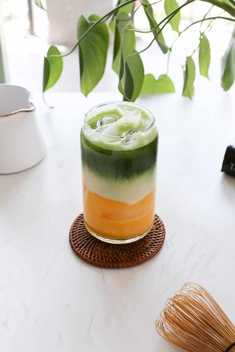 Mango Matcha Latte Recipe - A Nourishing Plate Matcha Mango Smoothie, Mango Matcha Latte, Matcha Photoshoot, Matcha Orange Juice, Iced Mango Green Tea, Cafe Matcha Aesthetic, Matcha Beverages, Matcha Mango, Mango Matcha