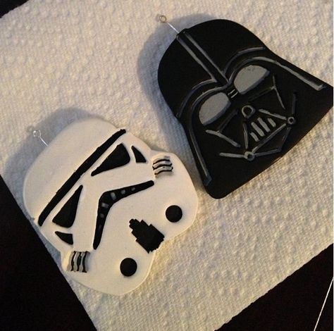 Stormtrooper and Darth Vader polymer ornaments I made. Star Wars Clay, Star Wars Cookies, Star Wars Theme Party, Crea Fimo, Star Wars Figurines, Star Wars Crafts, Star Wars Halloween, Star Wars Diy, Clay Magnets