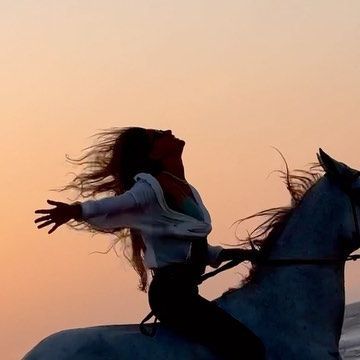 Alexia 🌙 Freedom horse rider on Instagram: "There is no other way to feel this free ✨ Bareback on a horse, sunset time galloping on the beach is the best combo 🐎🤍 This sound feels like Freedom it self was talking to me, I gave her my hand and closed my eyes 😌🪽 —- 📸 : @cheval__essaouira the best team ! 🐎 : Bedine the sweetest ❤️‍🔥🦥 —- #essaouira #horse #cheval #sunset #beach #maroc #morocco #horsepower #horselove" Equestrian Aesthetic, Horse Aesthetic, Life Vision Board, Life Vision, Horse Life, Coastal Cowgirl, Horse Photography, Horse Love, My Dream Life