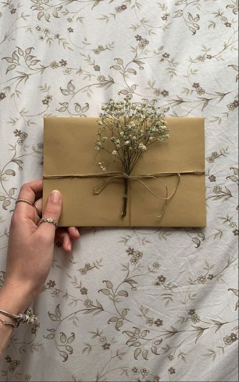 Sentimental & Unique Birthday Gifts For Mom Artsy Gift Ideas For Boyfriend, Homemade Present For Boyfriend, Girlfriends Birthday Gifts, Aesthetic Gift For Mom, Birthday Wrapping Aesthetic, Birthday Gifts For Girlfriend Aesthetic, Small Gift Aesthetic, Cute Gift Ideas For Your Girlfriend, Hand Made Gifts For Girlfriend