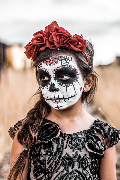 Love this dia de los muertos makeup look on hey sunny jess Day Of Dead Costume, Cactus Heart, Muertos Makeup, Day Of The Dead Girl, Dead Makeup, Flower Costume, Halloween Makeup Inspiration, Haunted Halloween, Family Costumes