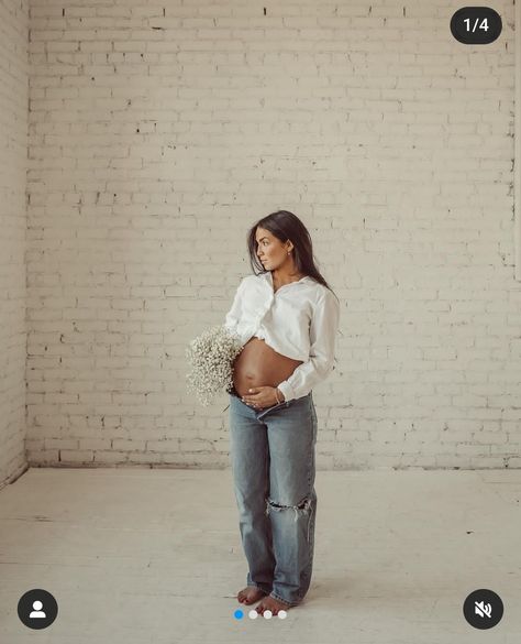 Christmas Pregnancy Photos, Natural Maternity Photography, Pregnancy Announcement Photography, Indoor Maternity Photography, Maternity Shoot Outfit, Studio Maternity Shoot, Maternity Picture Outfits, Maternity Studio Photoshoot, Pregnancy Announcement Photoshoot