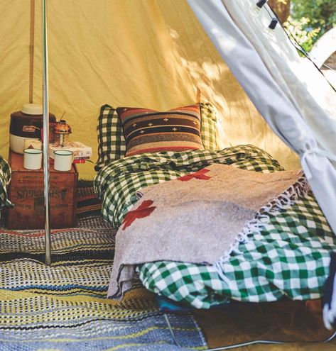 Summer Camp Cabin Decor, Backyard Camping Ideas For Adults, Summer Camp Cabin Decorations, 70s Camping Aesthetic, Camp Set Up Ideas Campsite, Vintage Camping Aesthetic, 70s Hiking, Cottagecore Camping, Camp Site Set Up Ideas