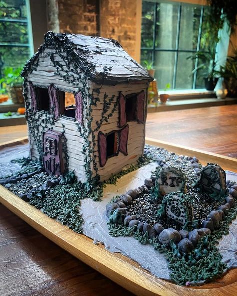 12 Halloween gingerbread house ideas to make with the family Halloween Gingerbread House Ideas, Graham Cracker House, Haunted Gingerbread House, Halloween Gingerbread House, Halloween Gingerbread, Gingerbread House Ideas, Cracker House, Chocolate House, Cookie House