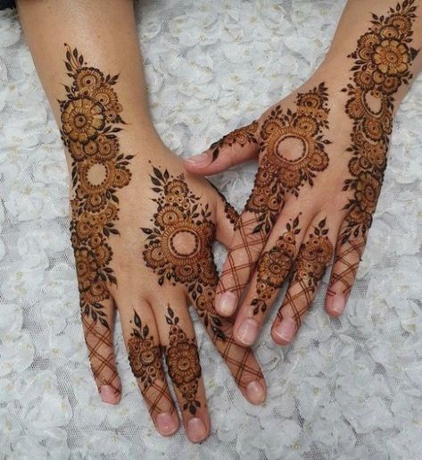 Eid Henna Designs Aesthetic, Hena Design Hand Front Hand, Bail Mehandi Design, Mahendiii Design Back Hand, Mehndi Designs Back Side Simple, Henna Designs Easy Palm, Modern Mehndi Designs Front Hand, Bail Mehndi Design, Palm Mehndi Designs