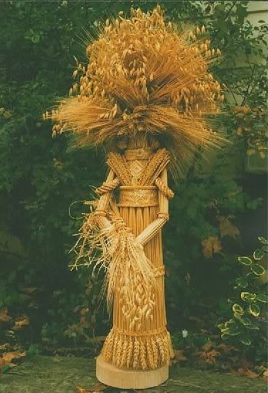 Halloween style! Fall Harvest Festivals! Mabon! Grain Goddess by Renske Helmuth. Wheat Garden, Wheat Symbol, Corn Dollies, Lammas Lughnasadh, Wheat Weaving, Corn Dolly, Food Growing, Corn Husk Dolls, Spiritual Images