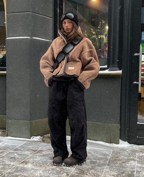 Tomboy Winter Outfits, Sherpa Jacket Outfit, Fleece Jacket Outfit, Fur Jacket Outfit, Street Style Outfits Casual, Fleece Outfit, New York Outfits, Hiking Outfit Women, Stylish Mens Outfits