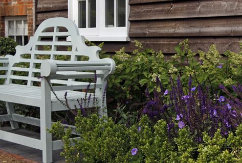 lutyens bench repeat the theme and colour of the obelisks in this sevenoaks, kent front garden by greencube Lutyens Bench, Contemporary Garden Design, Topiary Garden, Front Patio, Coach House, Contemporary Garden, Exterior Ideas, House Garden, Grade 2