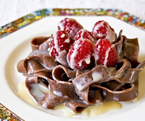 Chocolate Pasta with White Chocolate Liqueur Sauce - a different yet delightfully chocolatey dessert topped with luscious raspberries. Chocolate Pasta Dessert, Chocolate Ravioli Desserts, Chocolate Pasta Recipe, Dessert Ravioli Recipe, Dessert Ravioli, Chocolate Ravioli, Simple Lasagna, Chocolate Pasta, Dessert Pasta