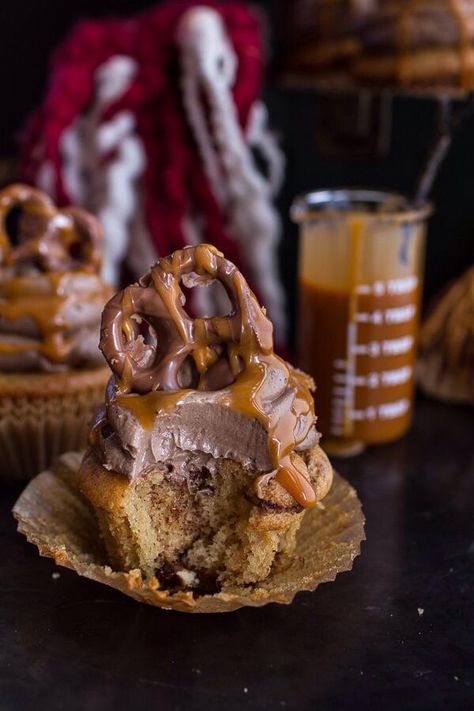 Butterbeer Cupcakes with Butter Frosting and Chocolate Covered Pretzels Butterbeer Cupcakes, Frosting Chocolate, Butter Cupcakes, Festa Harry Potter, Covered Pretzels, Butter Frosting, Half Baked, Butterscotch Chips, Half Baked Harvest