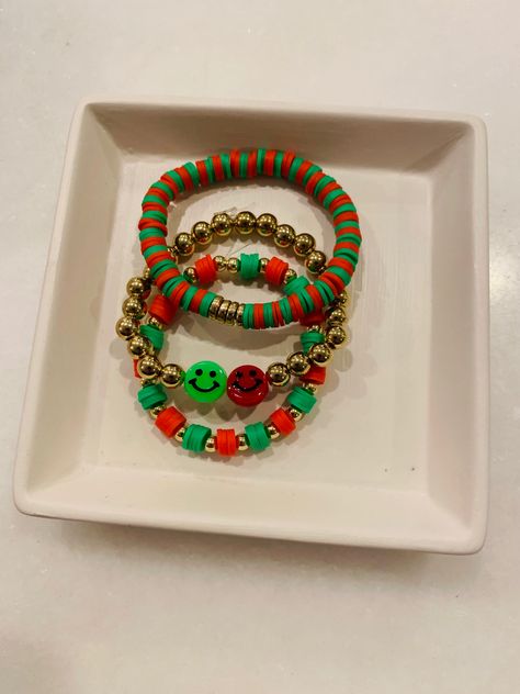 Braclets Ideas Beaded Christmas, Christmas Braslet Ideas, Preppy Xmas Bracelets, Christmas Preppy Bracelet, Bracelets For Christmas, Christmas Themed Clay Bead Bracelets, Preppy Clay Bead Bracelets Christmas, Holiday Clay Bead Bracelet Ideas, Heishi Bracelet Ideas Christmas