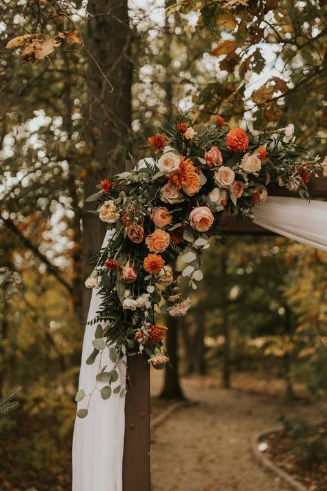 Fall Wedding Arbor Decor, Fall Forest Wedding Aesthetic, Backyard Wedding Arch Ideas, September Wedding Arch, Fall Wedding Arbor Flowers, Fall Arbor Wedding, Outside Wedding Ceremony Ideas, Fall Wedding Arbor Ideas, Autumn Wedding Arch