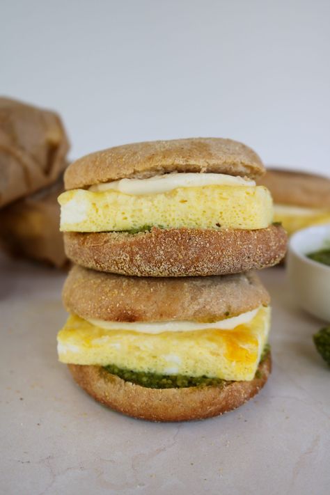 Meal Prep Pesto Mozzarella Breakfast Sandwiches - Healthy Mama Kris Pesto Breakfast Sandwich, Mozzarella Breakfast, Breakfast Sandwich Meal Prep, Sandwiches Healthy, Egg Frittata, Pesto Eggs, Healthy Breakfast Sandwich, Pesto Mozzarella, Almond Pesto