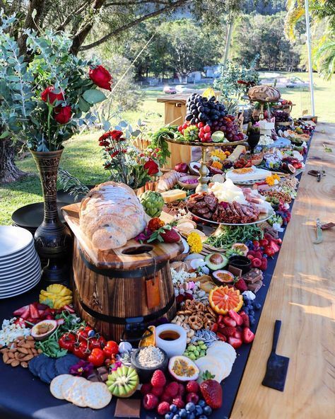 If you are in love with Grazing tables or just trying your hand at making your own then you will love this Roundup of the BEST 5 Grazing tables we fell in love with. Zoom in on the images an… Ayam Bakar, Edible Crafts, Party Food Platters, Charcuterie And Cheese Board, Food Stations, Party Platters, Grazing Tables, Food Displays, Snacks Für Party