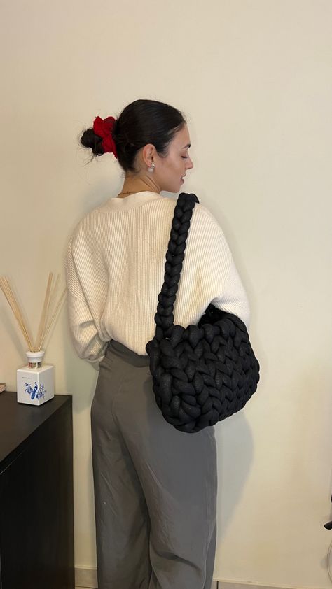 Chunky Bag Outfit, Crochet Bags Chunky Yarn, Crochet Purse Chunky Yarn, Chunky Shoulder Bag Crochet, Hand Crochet Chunky Handbag, Crochet Bag Fluffy Yarn, Knitting Bag Tutorial, Hand Knit Bag, Knit Bag