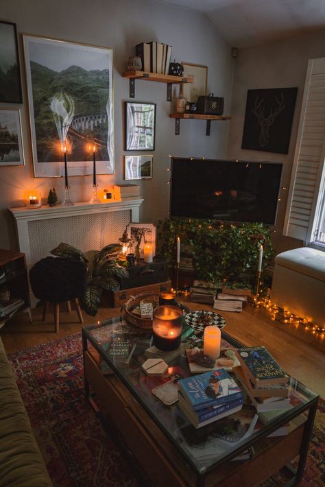 7 simple ways to add personality to your living room - Kelly Prince Writes Grunge Living Room, Witchy Living Room, Halloween Living Room, Witchy Home Decor, Apartment Decoration, Home Decor Aesthetic, Aesthetic Living Room, Aesthetic Home Decor, Cosy Living Room