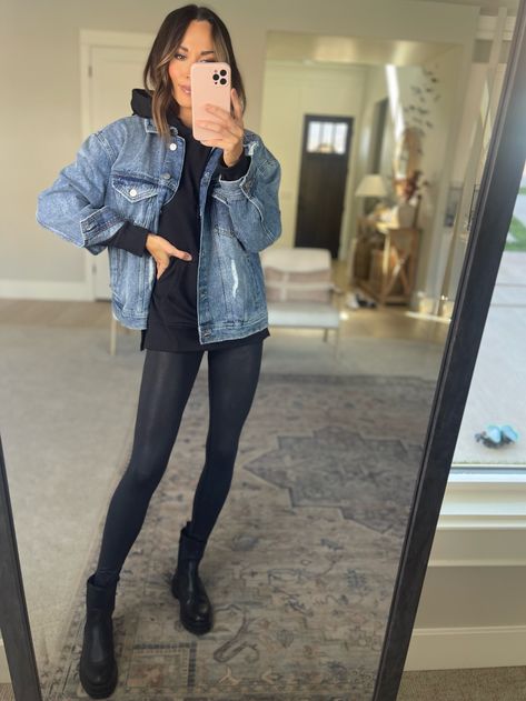 Leather Leggings Outfit Work, Concert Outfits Winter, Black Leggings Casual, Leggings Outfit Ideas, Nyc Winter Outfits, Blue Shirt With Jeans, Leggings Outfit Casual, Leather Leggings Outfit, Rainy Day Fashion