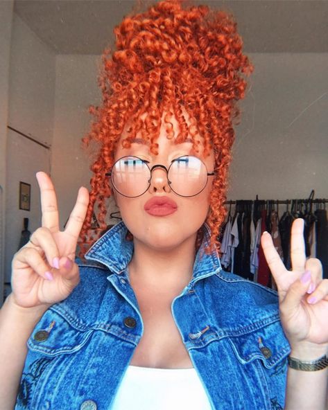 Óculos para rosto redondo: dicas para escolher o ideal e 60 modelos Dyed Curly Hair, Natural Hair Transitioning, Red Curly Hair, Ginger Hair Color, Colored Curly Hair, Dyed Natural Hair, Coily Hair, Fluffy Hair, Girl Short Hair