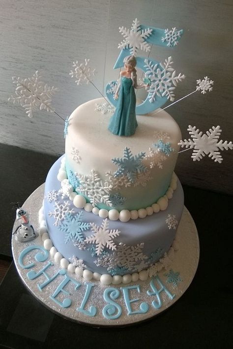 Olaf Looking at Elsa Frozen Birthday Cake Frozen Birthday Cake Ideas, Elsa Torte, Elsa Birthday Cake, Pastel Frozen, Frozen Birthday Party Cake, Disney Frozen Cake, Frozen Theme Cake, Bolo Frozen, Elsa Cakes