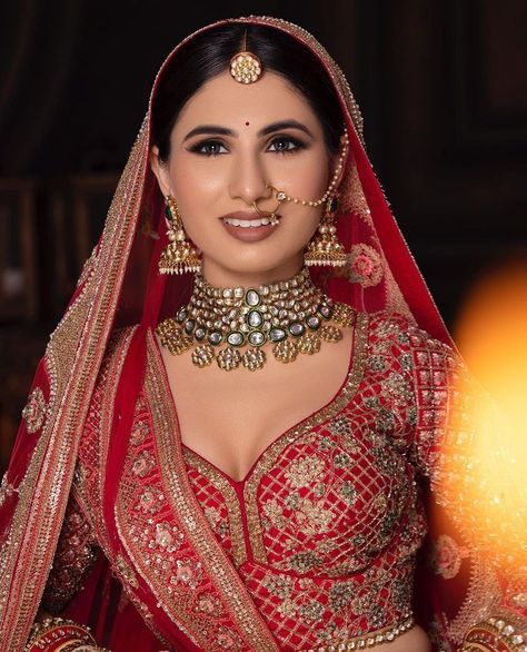 Minimal Indian Bridal Jewellery, Bridal Lehenga Jewellery Ideas, Red Lehenga Bridal Makeup Look, Indian Bridal Lehenga Red Brides, Latest Bridal Makeup Indian, Dusky Skin Makeup Indian Bride, Bridal Jwelery, Model Expressions, Lehenga Accessories