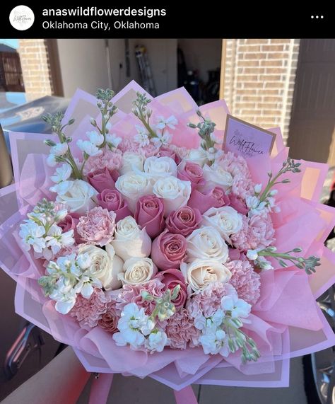 Flowers Bouquet Business, Birthday Bouquet Flowers Roses, 30 Flowers Bouquet, Pink Graduation Bouquet, 18th Birthday Bouquet Ideas, Rose Bouquet Arrangement, Best Friend Bouquet, Trendy Flower Bouquets, Mom Flower Bouquet