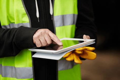 5 Ways to Improve Field Operations #construction Hazard And Risk, Safety Management System, Small Computer, Mobile Business, Digital Tablet, Construction Management, Construction Worker, Construction Process, Emergency Response