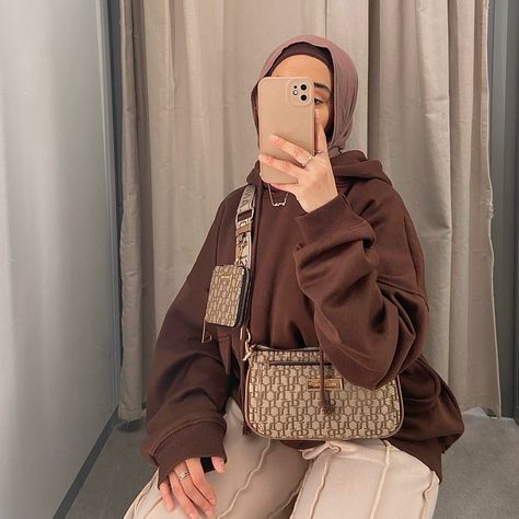 oversized hoodie | casual outfit | joggers | mirror selfie | mirror pose | riverisland bag | cross bodybag | street fit Hoodie Hijab Outfit, Hijab Hoodie Outfit, Brown Hoodie Outfit Hijab, Hoodie Casual Outfit, Hoodie Outfit Hijab, Earthy Hijabi, Beige Hijabi Outfits, Hoodie Hijab, Hijabi Brown Aesthetic