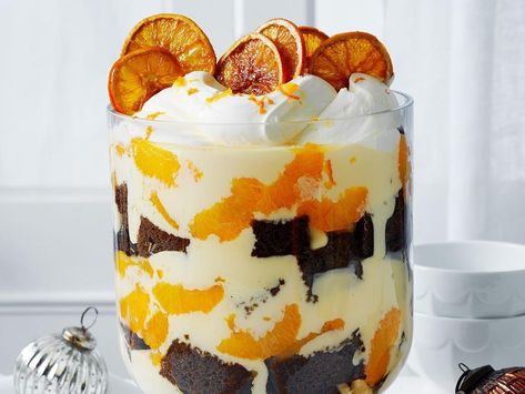 This stunning effortless trifle is the perfect Christmas show-stopper Orange Trifle, Mango Trifle, Chocolate Trifle Desserts, Ice Cream Trifle, Christmas Trifle Recipes, Festive Dessert Recipes, Easy Trifle, Trifle Recipes, Christmas Trifle