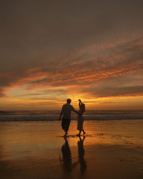 Maine Couple Aesthetic, Beach Love Aesthetic, Evermore Taylor Swift, Oahu Photographers, Dancing Aesthetic, Couple Dancing, Photo Couple, Couple Photography Poses, Rimini