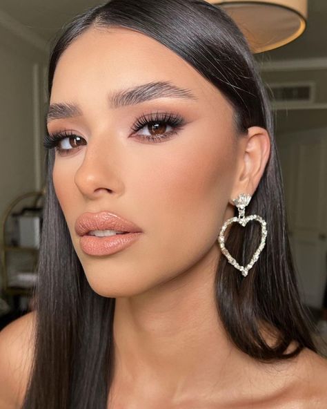 Nikki Wolff Makeup, Bridesmaid Makeup Navy Dress, Soft Glam Makeup Brunette Brown Eyes, Bridal Makeup Inspo Brown Eyes, Makeup For Forest Green Dress, Cool Tone Bridal Makeup, Wedding Makeup Dark Hair, Makeup Looks 2024, Makeup Looks Classy