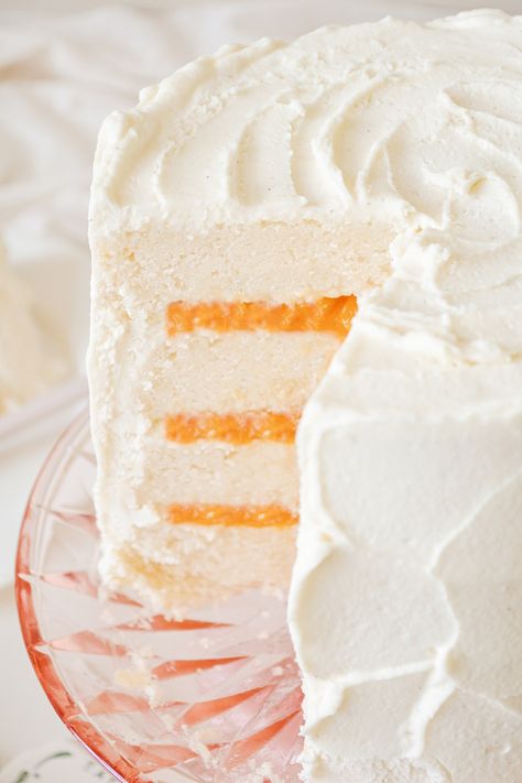 Peach filling and mascarpone whipped cream frosting make a wonderful flavor combination in this delicious peaches and cream cake. Peaches And Cream Cake, Cake With Mascarpone Cream, Stabilized Whipped Cream Frosting, Fluffy Vanilla Cake, Cake With Mascarpone, Peach Compote, Stabilized Whipped Cream, Cake Homemade, Mascarpone Cream