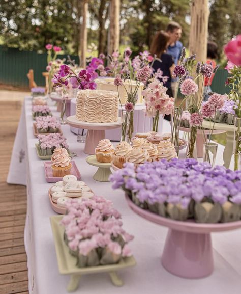 Dessert Table With Flowers, Baby In Bloom Food Table, Baby In Bloom Treat Table, Garden Party Dessert Table, Wildflower Dessert Table, Buffet Set Up, Cupcake Table, Spring Cupcakes, Baby Brunch