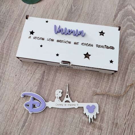 ¡Haz que el regalo de un magnífico viaje sea aún más mágico con nuestra caja de madera temática Disney que contiene una llave mágica para abrirlo! Inspirada en el mundo encantado de Disney, esta caja está diseñada para despertar la emoción y la anticipación de una aventura inolvidable. Fabricada con madera de alta calidad y meticulosamente decorada con detalles inspirados en tus personajes favoritos de Disney, cada caja es una obra de arte por sí misma. La llave mágica, adornada con encantado... Disney