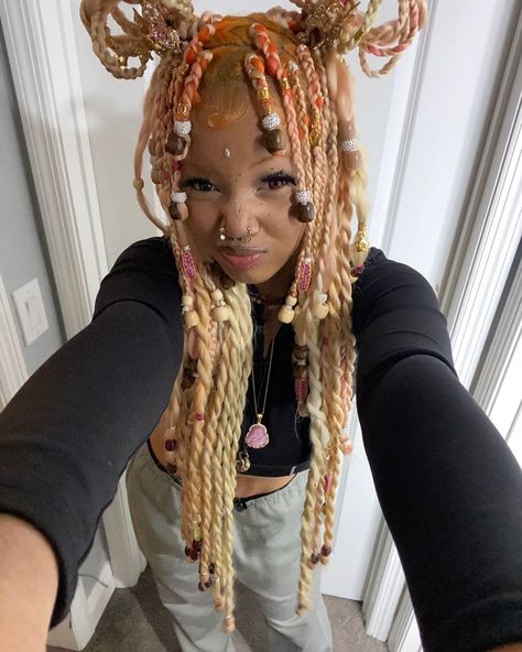 Braids With Bangs, Love All Of You, Y2k Hairstyles, Braided Bangs, Cute Box Braids Hairstyles, Quick Braided Hairstyles, Pretty Braided Hairstyles, Braids With Beads, Pretty Hair Color