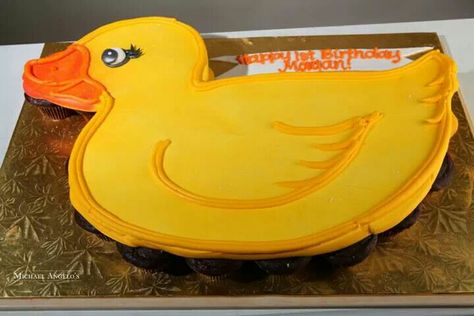 Pull apart duck cake Pull Apart Cupcake Cake Duck, Rubber Duck Cupcake Cake, Duck Pull Apart Cupcakes, Duck Cupcake Cake, Cupcakes Flavors, Rubber Duck Cake, Ducky Cake, Rubber Ducky Cake, Baby Shower Cupcake Cake