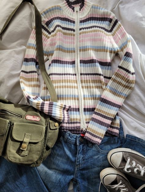 Fall Aesthetic 2000s, Rory Gilmore Bag, Rory Gilmore Aesthetic Outfits, Messenger Bag Outfit, Gilmore Girls Aesthetic, 2000s Fall, Downtown Outfits, Fits Clothes, Rory Gilmore