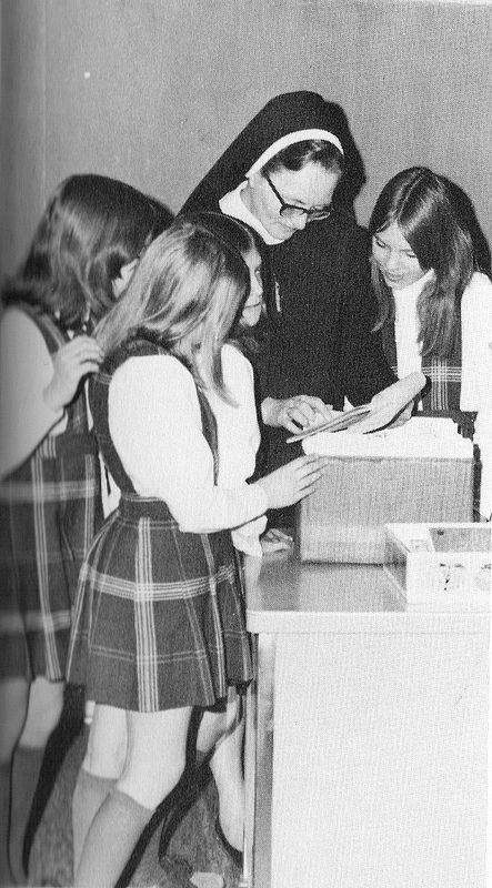 Sister with Catholic School Students 1970's | par Patricksmercy Harriet Smith, Catholic School Uniforms, England School, British School Uniform, Private School Uniforms, Pleated School Skirt, School Skirt, School Wear, Uniform Dress